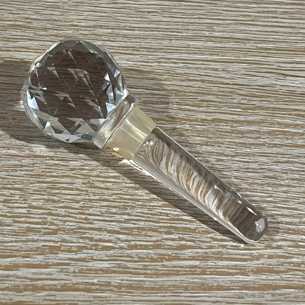Elegant Crystal Wine Stopper